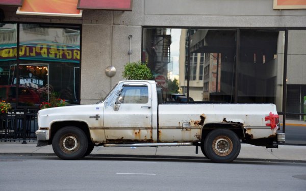 Редовото и правилно поддържане на автомобила ви спестява пари в дългосрочен план и прави пътуването ви по-безопасност. Ако не отстраните изтичането на охлаждаща течност, в един момент двигателят ви ще прегрее и ще трябва да дадете сериозна сума за ремонт. Ако не оправите спирачките си, ще се ударите в друга кола. Частите на окачването и гумите също трябва да бъдат сменяни, веднага щом започнат да се износват.