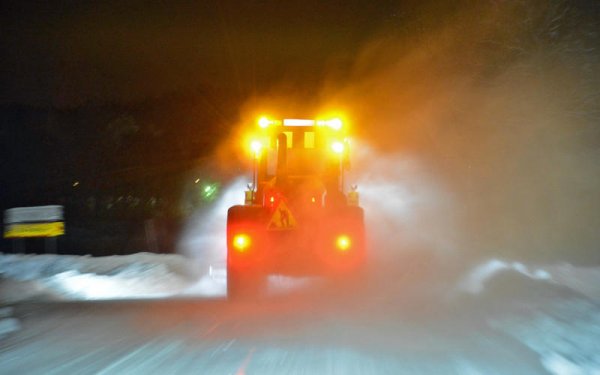 Избягвайте да шофиране в сняг и при проливен дъжд, когато е възможно. По-добре си останете в къщи, ако не трябва спешно да пътувате и изчакайте метеорологичните условия да се оправят. В противен случай има сериозна опасност от това да закъсате някъде или да катастрофирате.
