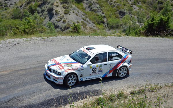 Превишаването на скоростта е най-често срещаното нарушение на пътя, като то е причина за повече от 1/3 от катастрофите с фатален изход. Вероятно ще спестите малко време, ако карате над позволената от закона скорост, но то не е толкова, колкото си мислите. В крайна сметка 10 или 20 минути едва ли са от особено значение, че да си заслужават риска.