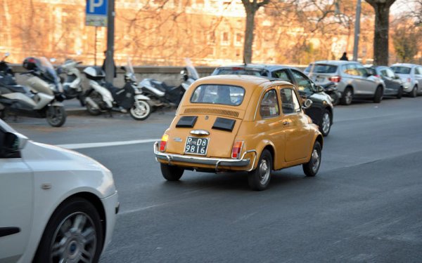Шофирането далеч под ограничението на скоростта е също толкова опасно, колкото и нейното превишаване. Затова и често се срещат знаци, които посочват минималната скорост, с която автомобил трябва да се движи в определен участък от пътя. Бавното шофиране често предизвиква объркване и дезориентация у човека зад волана, освен това може да изненада другите шофьори на пътя.