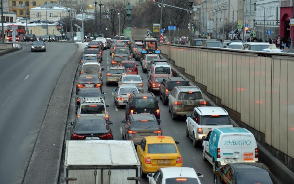 Поне половината шофьори във Великобритания, например, са изпадали в дива ярост по време на пътуване. В такъв момент те засичат другите на пътя, сигнализират им с клаксон или отправят неприлични жестове, в това число и към пешеходците. Най-общо казано &ndash; не правете зад волана това, което не бихте направили, докато бутате количка в супермаркет.