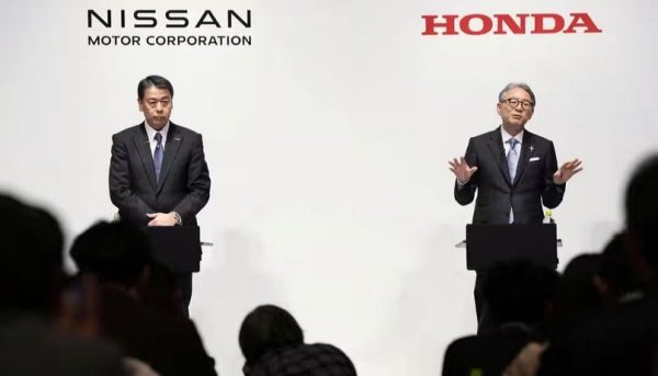 "За мен в това няма никакво съмнение. Живял съм в Япония толкова години и осъзнавам колко влиятелно може да бъде министерството понякога. А от данните, които виждам за представянето на Nissan, то е окаяно поне от две-три години насам. Те имат проблеми с кеша, имат проблеми с инвестициите, отнасят тежък бой в Съединените щати, на практика се изтеглиха от Европа, в Китай ги предизвикват местните компании... И няма никакъв реален план за справяне с това. Nissan в момента е в режим на паника". 
