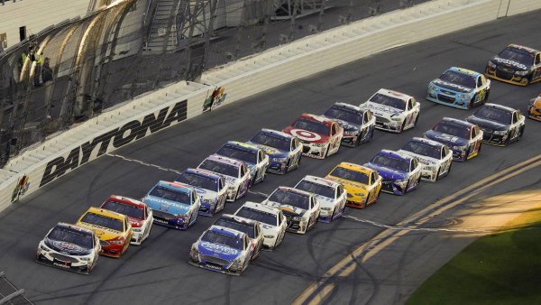 Домът на най-важното състезание в NASCAR, Daytona 500, се отличава с някои особености, като например изискването да се използват специални ограничители на мощността на двигателите. Въпреки това средната скорост от над 220 км/ч, опасно близкото разстояние между автомобилите, както и наклона на завоите, достигащ до 31 градуса, изискват изпреварванията да бъдат наистина прецизни.