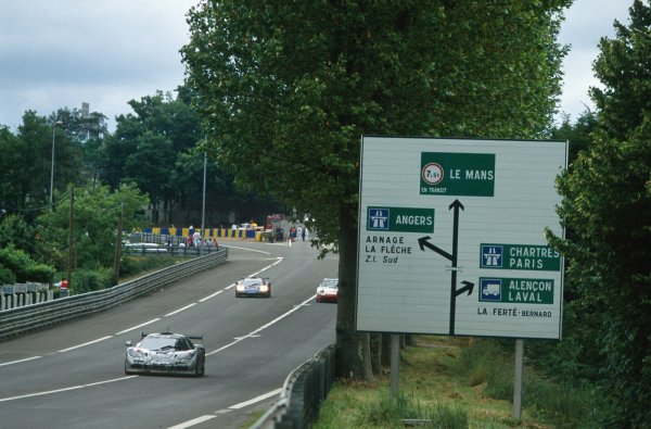 Френското трасе е известно предимно с това, че на него се провежда най-старото автомобилно състезание, активно и в наши дни - "24 часа на Льо Ман". Що се отнася до надпреварата, част от неизбежните фактори, като умората и различните метеорологични условия през денонощието допринасят за определянето на пистата като сложна. Със сигурност обаче двата шикана на най-дългата права, както и няколкото завоя с рязка промяна на радиуса на кривата не остават на заден план.