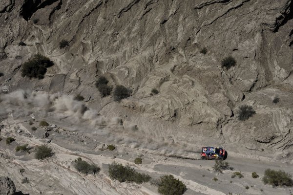 Както всяко друго състезание, това също е опасно.Тук обаче дефиницята за писта е много спорна, но няма как да подминем състезание от такъв тип. Опасностите в офроуд ралито като че ли са вповече и трудностите не правят изключение. Макар етапите на датиращото от 1978 г. рали почти винаги да са с различни дължини и местоположения, надбягването през пустинни и каменисти местности не е особено лесно. Освен за трудния терен и неблагоприятното време, пилотите трябва да внимават за появата на диви животни и повреди по автомобилите, причинени от множеството неравности. Без значение на кой континент се организира надпреварата.