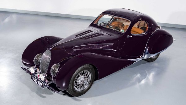 Това Talbot-Lago T150-C SS Teardrop Coup&eacute; е уникално, тъй като от 11-те произведени екземпляра, това е единственият, който е произведен специално за участие в състезания. Изящно проектиран в стил &bdquo;Арт Деко&ldquo; от известните парижки производители на каросерии Фигони и Фаласки, той участва в &bdquo;24 часа на Льо Ман&ldquo; през 1939 г., като е управляван от Филип Рение де Маса и Норбер-Жан Мае.