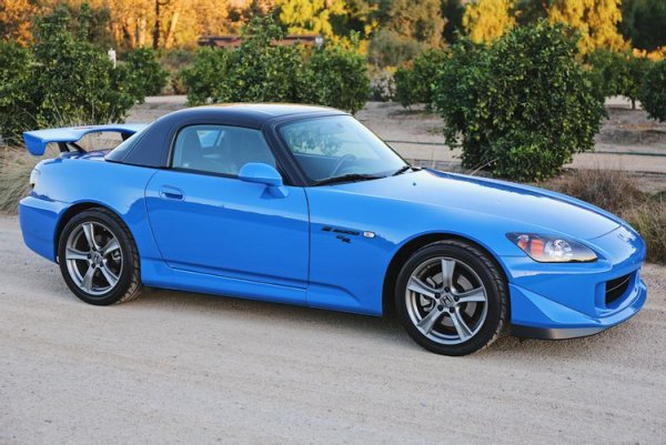 „Honda S2000 изисква много внимателен и умел шофьор“ - тази констатация е на изданието Car Trottle след тест на модела. И именно то обобщава на едно място всичко, което предлага тази кола. Светът е влюбен в нея, като се предлагат много различни версии, които обаче изглеждат доста сходни.
 
В случая става дума за CR, която се произвежда малко повече от година в ограничен тираж. Тя получава втвърдено окачване, уникални джанти със спортни гуми, подобрено управление и подвижен твърд покрив. Honda планира да направи 2000 бройки от тази версия, но са произведени едва 699, което я прави още по-трудна за намиране.