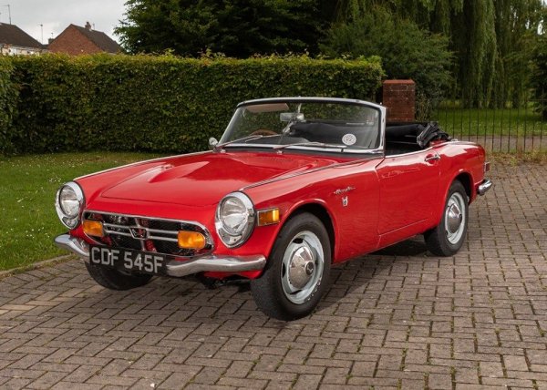 Това е един от класическите автомобили на Honda, които в наши дни се виждат предимно на събиранията на фенове на марката. Тази машина беше не само добре проектирана, но и превърната в спортна кола, която може да спечели състезание. Тя се предлагаше като купе и роудстър, оборудвани с доста сложни за времето си технологии.

Всъщност, S800 се превърна в една от иконите на Honda, а освен това стана и предвестник на успешната S2000. Затова и не е изнедващо, че в наши дни този автомобил е много търсен и съответно сравнително скъп, като цените на запазените бройки надхвърлят 30 000 долара.