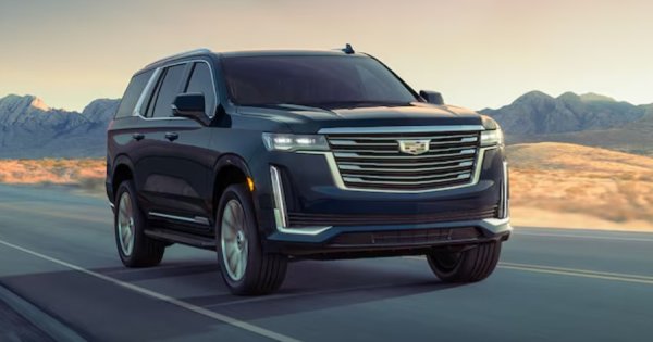 Огромният Escalade има специално място в сърцето на бившата танцьорка и леко надценена актриса. Най-често виждат Дженифър да пристига на партита в него. Има 6,2-литров V8 двигател с 420 к.с. и започва от 81 895 долара. Партита да има, ще намери с какво да отиде!
