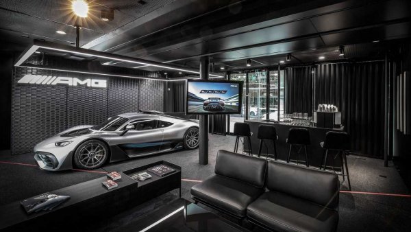 Mercedes-AMG One е амбициозен във всеки смисъл на думата. Преобразуването на истински двигател от Формула 1 за използване в автомобил за обществените пътища е монументална задача, както по отношение на надеждността, така и на допустимите емисии. Инженерите се надпреварват да поддържат 1.6-литровия хибриден двигател на обещаното ниво от 1000 конски сили, докато в същото време отговарят на регулациите, а планът е собствениците да получат серийните си модели през 2021 година.
