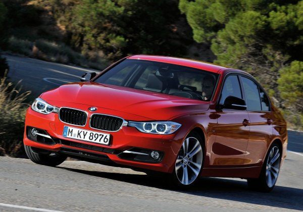 Всички двигатели имат впечатляваща производителност, но при поколението F30 някои от тях са доста капризни. Основният мотор е 2.0 N20 с компресор (184 к.с.), като той имаше проблеми със системата за подаване на масло, която излиза от строя при малък пробег. Двигателят не търпи некачествен бензин, като до 100 000 км се препоръчва да се сменят ангренажната верига, фазовите превключватели, дюзите, уплътненията на клапаните и пръстените. Тогава моторът изкарва и над 200 000 км.