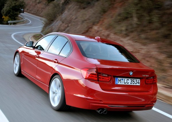 Бензинова алтернатива - N55B30, е редови 6-цилиндров мотор с обем 3,0 литра, който развива 306 к.с. При него недостатъците са намалени, но ги има. Битурбодизелът 2.0 (184 к.с.) от серията N47 също не е безпроблемен. Ангренажната верига се разтяга бързо (смяна - става след отстраняване на двигателя), EGR клапанът се запушва, клапите на всмукателния колектор са покриват със сажди, а пиезо-инжекторите не подлежат на ремонт. 