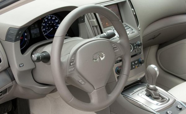 Ресурсът на двигателя надхвърля 400 000 км, а 3.5 (315 к.с.) и 3.7 (333 к.с.) са способни да изкарат и над половин милион. Седемстепенните автомати Jatco са много надеждни и изкарват над 300 хиляди км. Особено за дълго време - само с 2.5 двигатели. Окачването е здраво и не е скъпо за поддръжка.