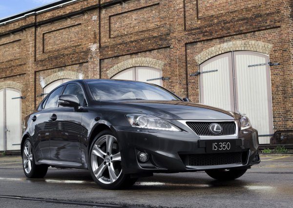 След втория рестайлинг (2010 г.) е трудно да се намери версия, различна от задвижване на задните колела, с атмосферен V6&thinsp;2.5 (208 к.с.) и автоматик. По-мощните двигатели се срещат при по-старите коли, друг е въпросът дали те са необходими, защото моторът Toyota 4GR-FSE е един от най-добрите в историята, като ресурсът му е над 500 хиляди км. 