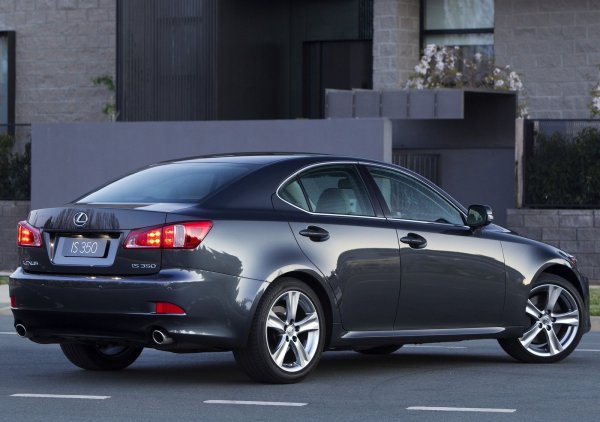 Основните проблеми са ниският ресурс на водната помпа и на системата за фазоразпределение. Необходимо е почистване на дросела, както и смяна на пръстените на буталата на 150 000 км. Трябва също да се внимава и с качеството на бензина, който се сипма. Скоростната кутия е здрава, като няма да надживее мотора, но би трябвало да изкара 300 000 км, като на 180 000 км се сменят фрикционите и соленоидите.