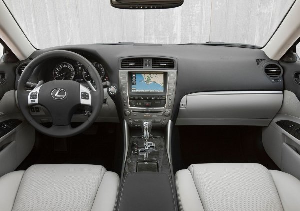 Окачването е здраво, а каросерията издържа на корозия. Като цяло, Lexus IS е  олична кола във всеки смисъл, като е и богато оборудвана - двузонов климатик, 8 въздушни възглавници и 13 високоговорителя още в базовия вариант на модела.