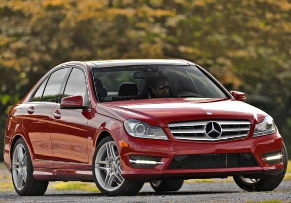  В случая става дума за третото поколение (W204), като десетгодишните автомобили са обновени. При двигателите от серията M274 1.6 (156 к.с.) и 1.8 (204 к.с.) механичният компресор отстъпи място на стандартно турбо. Агрегатите изкарват 250 000 км, като за този пробег трябва да се смени веригата за синхронизация и съединителя на фазовия регулатор (2-3 пъти), редовно да се почистват изпускателните клапани и системата за вентилация на картера, както и евентуални течове в корпуса на масления филтър и топлообменника.