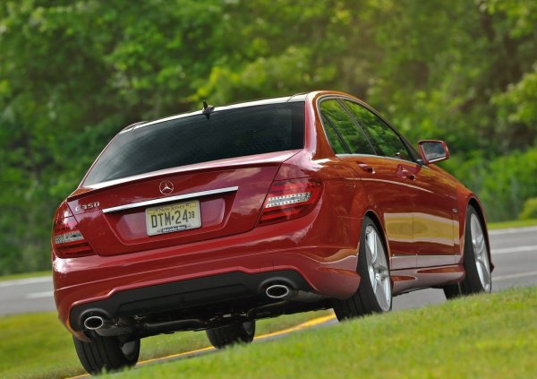 Има и V6 3.5  с мощност 252 к.с. в атмосферен вариант. Синхронизиращата верига и при него е доста слаба, а като цяло този мотор е по-крехък от 4-цилидровия. Дизелът 2.1 (серия OM651, 170 или 204 к.с.) е битурбо във всички версии. Няма сериозни проблеми, но все пак се появяват различни дреболии &ndash; като течове на антифриз, например. Както и висока чувствителност към качеството на горивото.