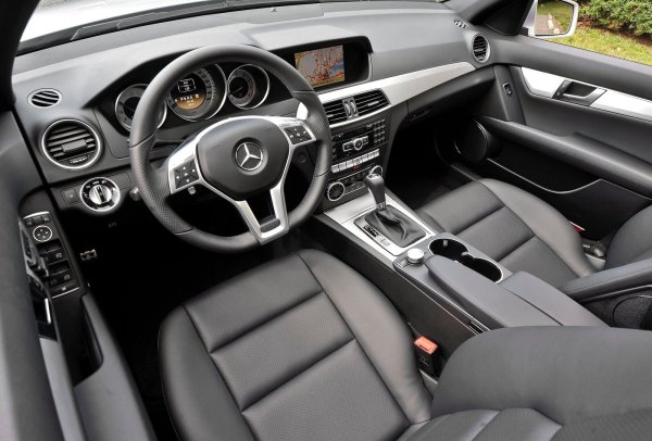 Mеханичните скоростни кутии са рядкост, така че по-вероятно е автомобилът да бъде с автоматик 722.9.  Той има добра репутация, с изключение на склонността към прегряване. Собствениците хвалят окачването и електрониката, която работи добре, рядко има проблеми, с изключение на модула за запалване и ключалката на волана. Кормилната рейка и помпата на кормилното управление също изискват специално внимание.