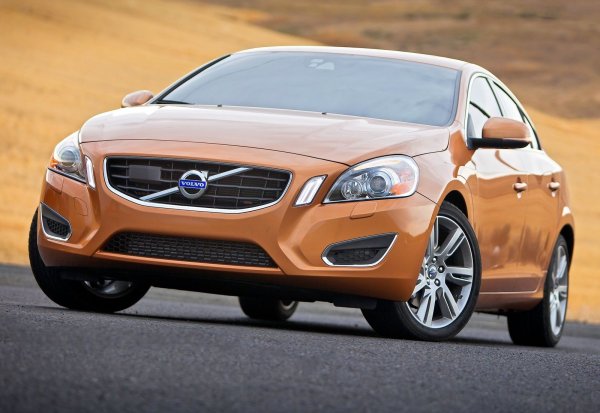 Отлична стабилност на купето и здравина на окачването, но без убедителна комбинация от двигател и скоростна кутия. Няма ръчна скоростна кутия, всички двигатели са компресорни, дори 3,0-литровият. Бензиновият 1.6 (150 или 180 к.с.) е съвместим само с роботизирана кутия Getrag 6DCT450, която е най-подходяща за дълги пътувания. И двата агрегата изискват перфектна грижа и не понасят замърсено масло.