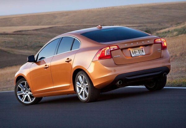 Двулитровият двигател във версията с 203 конски сили също работи в тандем с робота, а този със 180 конски сили с успешния Aisin TF-80SC. И двата мотора имат нещо общо с Ford EcoBoost - много части са взаимозаменяеми, като скоростната кутия почти сигурно ще ги надживее.