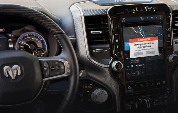 Изживяването на клиентите също е в основата на EVAS (Система за предупреждение за спешни превозни средства), създадена от HAAS Alert. Нейната цел е всички пътуващи да се приберат безопасно у дома. Системата предотвратява разсейването зад волана, благодарение на предупреждения в реално време за опасности на пътя или приближаващи превозни средства на спасителните служби. Идеята, е че един звуков сигнал не е достатъчен&ldquo; - необходимо е нещо повече, за да се привлече вниманието. Например голямо съобщение на централния дисплей.