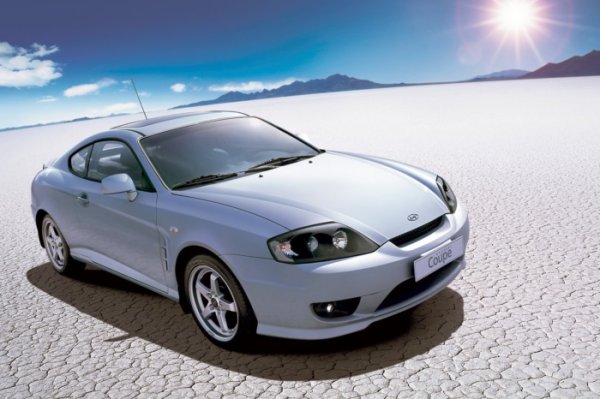 В началото на века Hyundai Coup&eacute; се превръща в предпочитан спортен автомобил за много млади шофьори. Това е атрактивно купе с елегантен профил, но с ниска мощност. Поне в базовата си версия, която има 1,6-литров двигател, произвеждащ 105 к.с. С него ускорява от 0 до 100 км/ч за 11,5 сек.

Моделът има и две по-мощни версии, едната с 2-литров двигател и 142 к.с., а другата - с 2,7-литров V6 и 165 к.с. Те звучат страхотно, но все пак не са толкова бързи, колкото може би очаквате от външния им вид.
