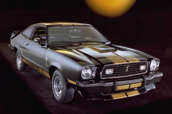 Петролната криза от 1973 г. нанася тежък удар на цялата автомобилна индустрия. Оттогава производителите започват да правят по-малко мощни и в някои случаи по-икономични автомобили. Ford представя нов Mustang, следвайки тази "задължителна" философия, но трансферът от 5-литров V8 към 2.3-литров, 88 к.с. четирицилиндров двигател и по-късно към 2.8-литров, 105 к.с. V6 не е лесен.

В резултат на това Mustang от второ поколение се оказва пълен провал. През 1975 г. марката пуска на пазара отново 5-литров V8, но само със 130 к.с., за да отговаря на новите разпоредби за емисиите.
