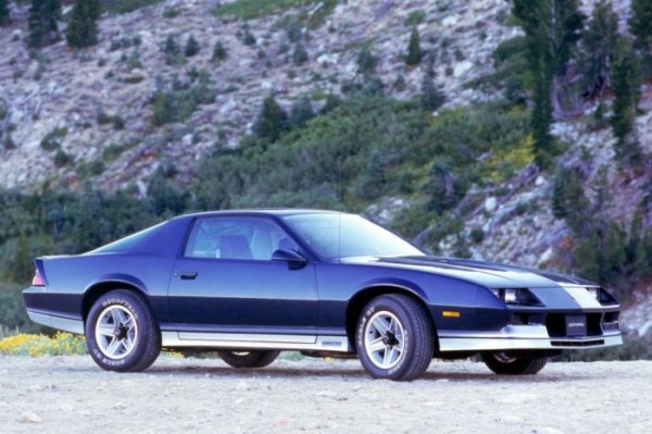 До третото поколение, Chevrolet Camaro разполага с редови шестцилиндрови или V6 двигатели, в допълнение към V8 опциите. Но третата версия, пусната на пазара през 1982 г., се предлага с 2,5-литров V6 двигател и само 89 к.с., съчетан с тристепенна автоматична трансмисия в базовата версия. По-късно мощността е увеличена до 107 к.с., но все още е недостатъчна за автомобил със спортен имидж.
