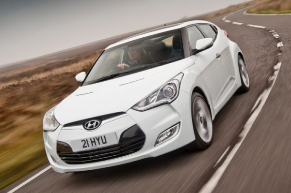 Hyundai Veloster е отговорът на корейската марка през 2012 г. на Volkswagen Scirocco, пуснат на пазара няколко години по-рано, и също така запълва празнината, оставена от Hyundai Coup&eacute;. Той има много отличителен триврат дизайн и доста прилично пътно поведение.

Автомобилът обаче се задвижва от 1.6-литров двигател със 140 к.с., който няма достатъчно възможности. Ускорението от 0 до 100 км/ч става за 10 сек. По-късно това е частично коригирано с версия с турбокомпресор и мощност 185 к.с.
