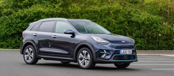 Kia e-Niro беше първото електрическо превозно средство (EV) , което стана Кола на годината за What Car?, когато беше пуснато на пазара през 2019  г. Удобно, практично и способно да изминава дълги разстояния наведнъж, то беше едно от първите достъпни, когато повечето други коли на батерии по онова време бяха луксозни модели от висок клас.

От двата налични размера на батерията, авторите предпочитат по-голямата опция - 64kWh, защото осигурява по-дълъг обхват от повечето си преки конкуренти, да не говорим за доста по-скъпи модели. При тестове в реални условия  64kWh e-Niro измина 580 км, като по оновавреме го биеше само Hyundai Kona EV 2018-2023 с няколко километра. Само имайте предвид, че e-Niro отнема повече време за зареждане 10-80%  - поне 45 минути.

Отвътре колата е достатъчно просторна за четирима възрастни. С 451 литра багажникът не е толкова голям, колкото този на Skoda Enyaq , но е по-голям от този на Kona EV от същото поколение. Таблото изглежда интелигентно, с елегантни, лесни за използване контроли и интуитивна информационно-развлекателна система със сензорен екран. Стандартното оборудване е щедро. Предпочитаната тук версия 3 се предлага с екстри като отопляем волан и кожени седалки отпред също с отопление. За 17-18 хиляди евро може да намерите кола от 2021 година на малко километри. Което означава още 3 години от гаранцията на марката.
