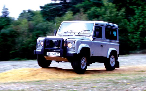 Версията 90 2.5 TD5 Hard Top излиза около 18 000 евро, като това е голям всъдеход с много метални ръбове, така че или ще се влюбите в него, или ще го намразите. Хубавото в случая е, че за тези пари получавате автомобил, чиято стойност ще расте, стига да се грижите добре за него. Дизеловият двигател е добър избор, като бройките след 2012 година предлагат и по-богато оборудване. Проверете за ръжда по шасито, както и че няма течове. Системата за задвижване на четирите колела също трябва да бъде в добро състояние.