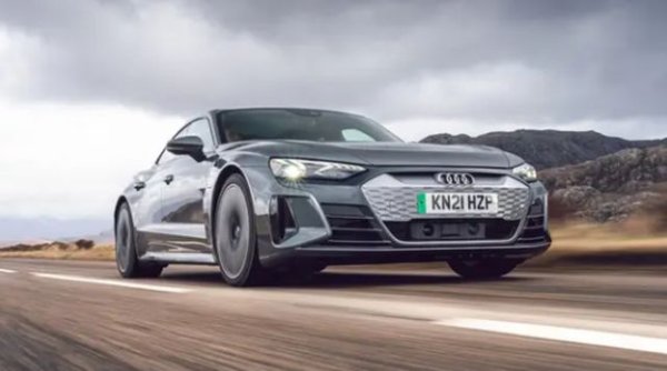 Както нощта идва след деня, така и Audi e-tron GT върви в комплект с Porsche Taycan. Базиран на същата платформа на VW Group и споделящ шаси и задвижваща система, моделът на Audi изглежда впечатляващо. Подобно на Taycan и при него са приложени много трикова за подобряване на аеродинамиката, включително въздухозаборници в предната броня за насочване на въздуха отстрани, контролируеми входове за охлаждащ въздух, електрически регулируем заден спойлер, плоска долна част на каросерията и широк заден дифузьор