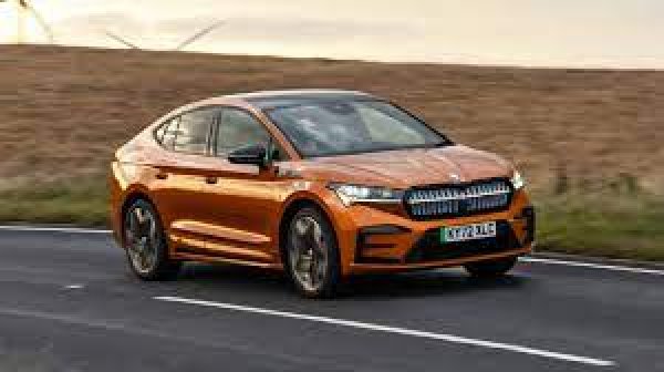 Докато стандартният електрически SUV Enyaq трябва да се справи с висок коефициент на въздушно съпротивление от 0.257Cd, Enyaq Coupe надминава това със своя 0.234Cd, отчасти благодарение на наклонената си линия на покрива. Автомобилът разполага още с активна охлаждаща ролетна щора в централния преден въздухозаборник и специално оформени външни огледала, разположени на предните врати, а не в триъгълника на прозореца на А-колоната. Тази нова форма на каросерията обаче не оказва твърде голямо влияние върху практичността, като багажникът е само с 15 литра по-малък и има съвсем малка разлика в пространството за главата отзад.