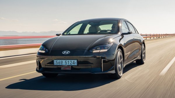 Hyundai Ioniq 6 изглежда ще продължи тренда, използващ авиационната индустрия като вдъхновение за постигане на по-добра аеродинамика.Шестте задни спойлера, които абсорбират въздушния поток от покрива и намаляват съпротивлението, са вдъхновени от британски изтребител от Втората световна война. Формата на сокола, който се гмурка след плячка, също е използвана от дизайнерите на марката, благодарение на което Ioniq 6 има 100 км повече пробег от Ioniq 5.