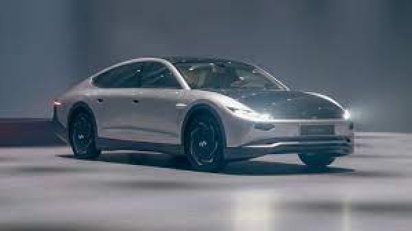 Номер едно с коефициент на съпротивление от само 0.175Cd е  Lightyear 0. Това обаче не е най-интересната подробност за този електромобил, тъй като той разполага със слънчеви панели. И е първият масов автомобил, койго ще се захранва от слънчева енергия.

Процесът по създаването на  Lightyear 0 отне 6 години, като компанията-производител твърди, че тези слънчеви панели осигуряват допълнителен пробег ог 70 км при оптимални условия Производството започна през ноември миналата година, като цените започват от 250 000 евро, а поръчки вече се приемат на сайта на компанията.