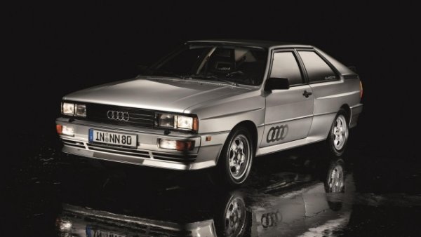 Уелсецът си спомня деня, в който подписа договора в централата на &bdquo;Челси&ldquo; в Лондон, където пристига с Audi Quattro. Това е купе, произвеждано от германския автомобилен производител между 1980 и 1991 година. Известно като първия европейски сериен автомобил, който използва задвижване на четирите колела. 

Представен на автомобилното изложение в Женева през 1980 година, Quattro има 2144-кубиков петцилиндров редови двигател. Идва от флагмана на марката, Audi 200. Това е мотор, съставен от чугунен блок с глави от лека сплав и разпределение Sohc, механично впръскване Bosch K-Jetronic и компресор с турбокомпресор KKK-k26. "Обогатен&ldquo; е с междинен охладител въздух/въздух, което позволява увеличаване на мощността от оригиналните 170 до 200 к.с. 

С този автомобил се ражда дивизията Audi Sport, която представя Quattro в световния шампионат на WRC. Първата победа идва в рали Швеция през 1981 година, докато първата световна титла е спечелена на следващата.
