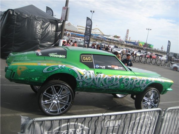 Buick Riviera оборудван с 30-инчови джанти