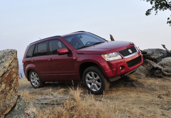 Основни проблеми: преден редуктор, верига на раздатъчната кутия, уплътнения.

Среден пробег до сериозен ремонт:  80 000 км

Постоянното задвижване на всички колела е това, което отличава Grand Vitara от повечето модел в същия клас, но това означава и постоянно натоварване върху трансмисията. 

Предният редуктор е чувствителен към качеството на маслото и работните условия. След 120 000 до 180 000 км може да се появи шум от лагера, особено при превозни средства, които редовно се карат извън асфалта.
