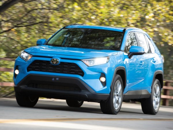 Toyota RAV4 традиционно се свързва с надеждността, но статистиката на ADAC за 2026 година показа неочакван резултат - отделни години на популярния SUV показват увеличен брой неизправности и е сред най-лошите модели в своя клас. Основният проблем, регистриран от експертите на ADAC, е стартерната батерия.
