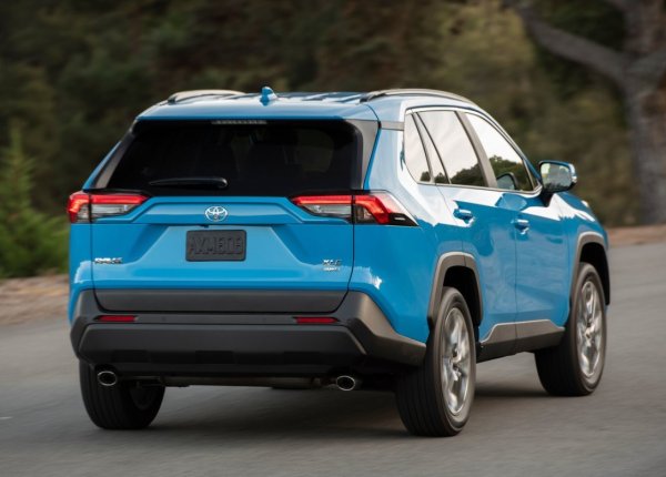 Освен това подобен проблем засегна и някои Toyota C-HR, Yaris и Yaris Cross. Toyota взе мерки и инсталира по-мощни батерии, но статистиката на ADAC за 2025 година все още показва повишени проценти на повреди в съответните години на производство.