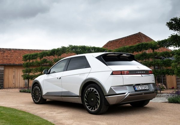 Интересното е, че германският автомобилен клуб ADAC също поставя Ioniq 5 сред проблемните модели, като това се отнася за екземплярите от 2022 и 2023 година, които показат високи нива на спешни повиквания до аварийните служби.