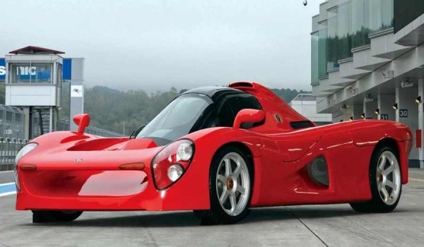 Yamaha често подпомага автомобилните производители в разработването на впечатляващи двигатели. Повечето от тях са направени за Toyota, но един от най-известните екземпляри, V6 SHO, се озовава под капака на един от най-добрите автомобили на Ford.

В края на 80-те години на миналия век, Yamaha започва амбициозен проект за създаване на двигател за Формула 1. Резултатът е V8, вдъхновен от легендарния Ford-Cosworth DFV, използван от германския отбор Zakspeed. За съжаление на японците, двигателят се оказва ненадежден. Yamaha не се отказва и разработва нов двигател за Формула 1 - V10 под индекс OX99, но резултатът е същият.
