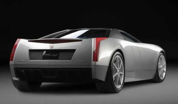 Като част от честванията на 100-годишнината на марката е представена концепция, наречена Cien (в превод от испански "сто"). Зашеметяващият ѝ дизайн, вдъхновен от изтребителя F-22 Raptor, изглежда модерен и сега, а интериорът щедро демонстрира характерния за марката американски шик.

Зад водача и пътника е специално създаден V12 с обем от 7,5 литра, произвеждащ впечатляващите 750 к.с. Носят се слухове за евентуално дребносерийно производство, но Cien така и не стига до поточната линия. Въпреки това, тази концепция все още се смята за един от най-зрелищните и запомнящи се автомобили в историята на Cadillac.
