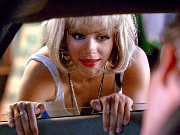 "Приятелят ми постоянно ми казва, че трябва да притежавам неща. Затова си купих кола. След това той започна да ме убеждава да си купя къща. Защо къща, питам го. А той казва: Защото все някъде трябва да си паркираш колата"
Джулия Робърс, кинозвезда
