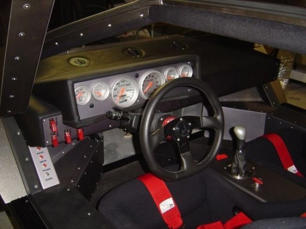 Таблото е покрито с кожа, а седалките са МОМО с пет точкови колани