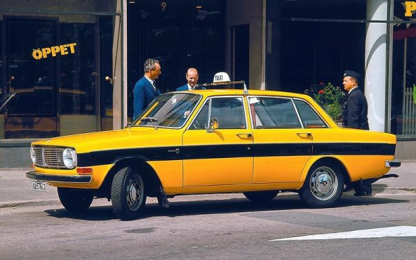 Volvo от години печели сърцата и търговете на тези, които купуват коли за полицията, бързата помощ и таксиметровите услуги. Първите таксита Volvo се появяват през 1930, като днес традицията продължава комбито V90.
