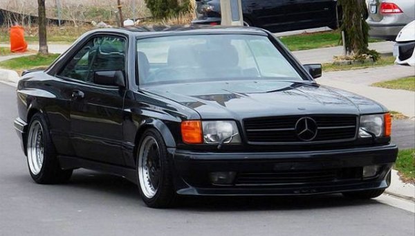 За времето си този автомобил е наричан „Краля”, което красноречиво говори за качествата му. Съвременният Mercedes-Benz S-Class е чудесен, но няма харизмата на легендарното купе C126. Тази кола е произведена през 1991 г. и е доработена от ателието AMG, което по това време е самостоятелно, а не част от Mercedes-Benz.
Сред доработката обемът на V8 двигателя е увеличен от 5,5 на 6,0 литра, а мощността достига 380 к.с. Купето се продава в Канада, като пробегът му по това време е 33 000 км. Новият собственик плаща 211 000 долара, за да притежава тази невероятна кола.
