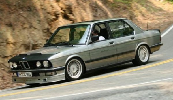 Това е един от автомобилите, които са накарали много от феновете на BMW да се запалят по марката. Пред вас обаче не е стандартно 5-Series (E28), а тунинг-проект на легендарното ателие Alpina. Машината е произведена на 30 декември 1986 г., като спокойно може да бъде наречена уникална – от този модел са направени само 278 бройки, като само 4 от са създени на основата на суперседана BMW M5.
По това време моделът разчита на атмосферен двигател, но Alpina му поставят турбокомпресор. Резултатът е, че редовият „шестак” с обем 3,5 литра вече развива около 320 к.с. Даденият автомобил живее в Канада, като при пробег от 203 000 км е продаден на търг в интернет да близо 65 000 долара.

