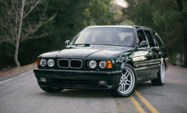 Пред вас е един от най-редките автомобили на BMW в историята. Това не е обичайно Е34, а истинско M5 Touring, от което в това поколение са произведени само 891 бройки. Сред тях има и версия Elekta за италианския пазар, като тя е в тираж от 20 коли.
Именно една от тях успява да стигне до Калифорния, където е продадена за 63 000 долара. Двигателят е редови с 6 цилиндъра и обем 3,8 литра, като мощността му е 340 к.с. Преди последната смяна на собствeника пробегът на този автомобил е 125 000 км.
